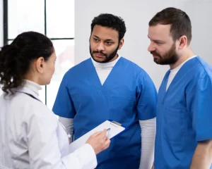 medium-shot-nurses-discussing-with-doctor